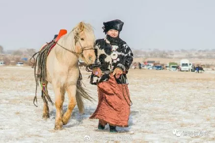 冰雪那达慕 美女遇上蒙古袍